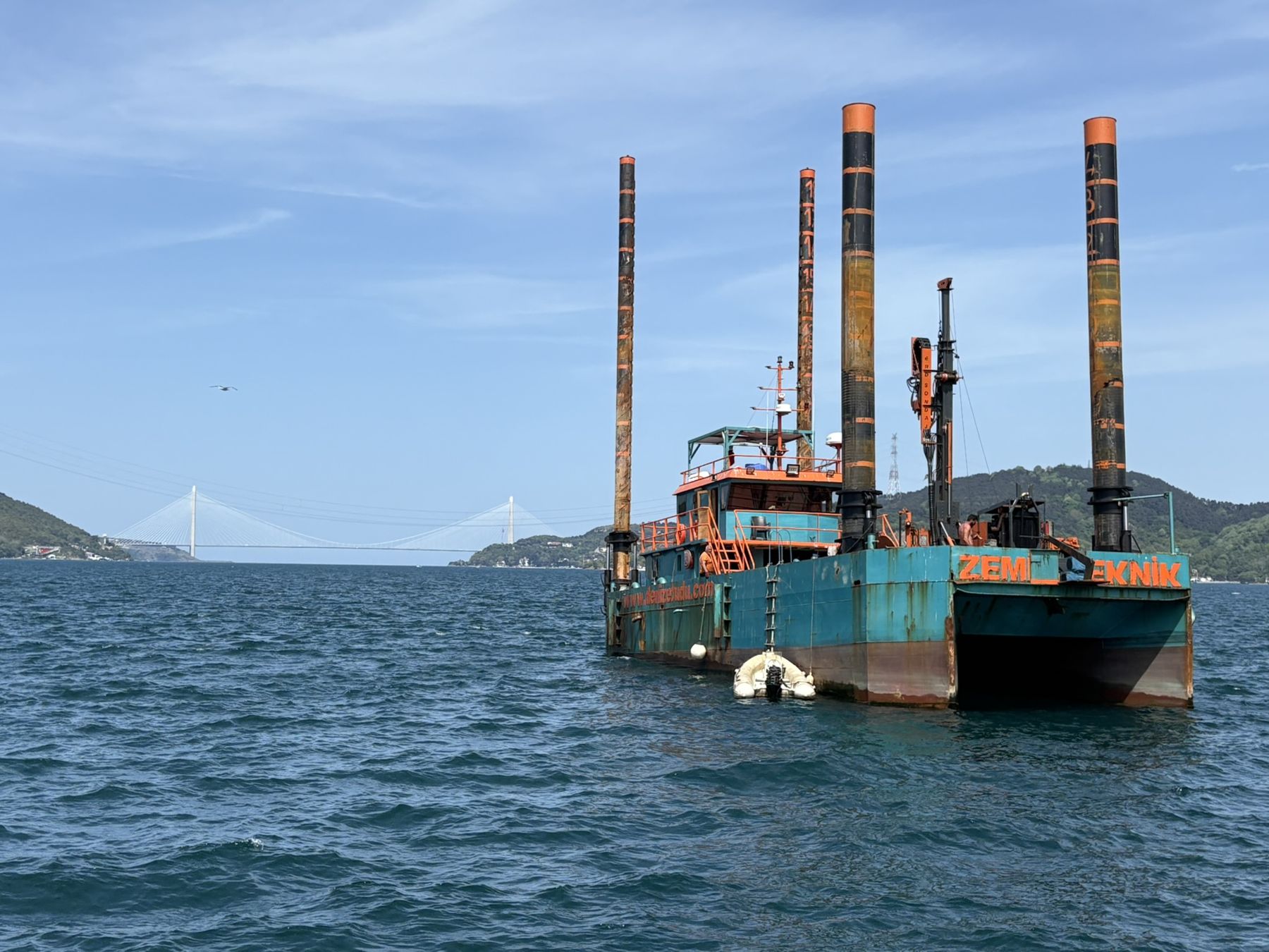 Sondaj gemisi İstanbul Boğazı'nda köprü önünde
