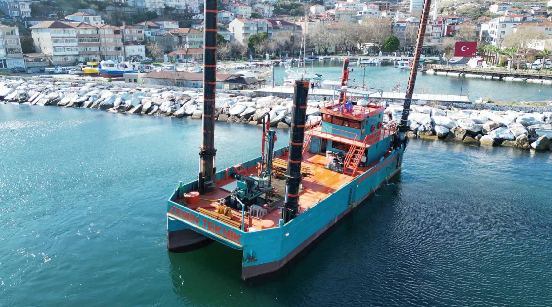 Jack-up sondaj gemisi ayaklarını basmış halde